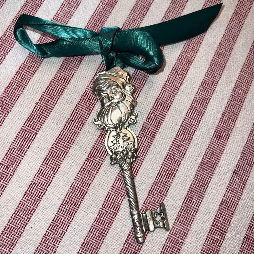 Longaberger 2001 Santa's Pewter Christmas Key Ornament